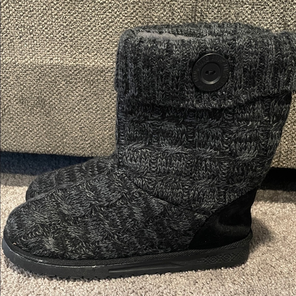Essentials by MUKLUKS Cozy Gray Knit Women's Boots | Size 8 - Picture 5 of 6